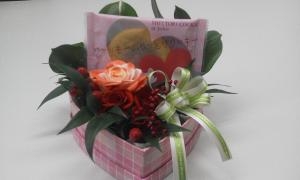 バレンタインのチョコレートなどお花の中にアレンジいたします。｜「花新」　（東京都江東区の花キューピット加盟店 花屋）のブログ